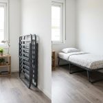 نمای ترکیبی از یک تخت تاشو فلزی مدرن در حالت ایستاده و باز در یک اتاق خواب کوچک و مینیمال.